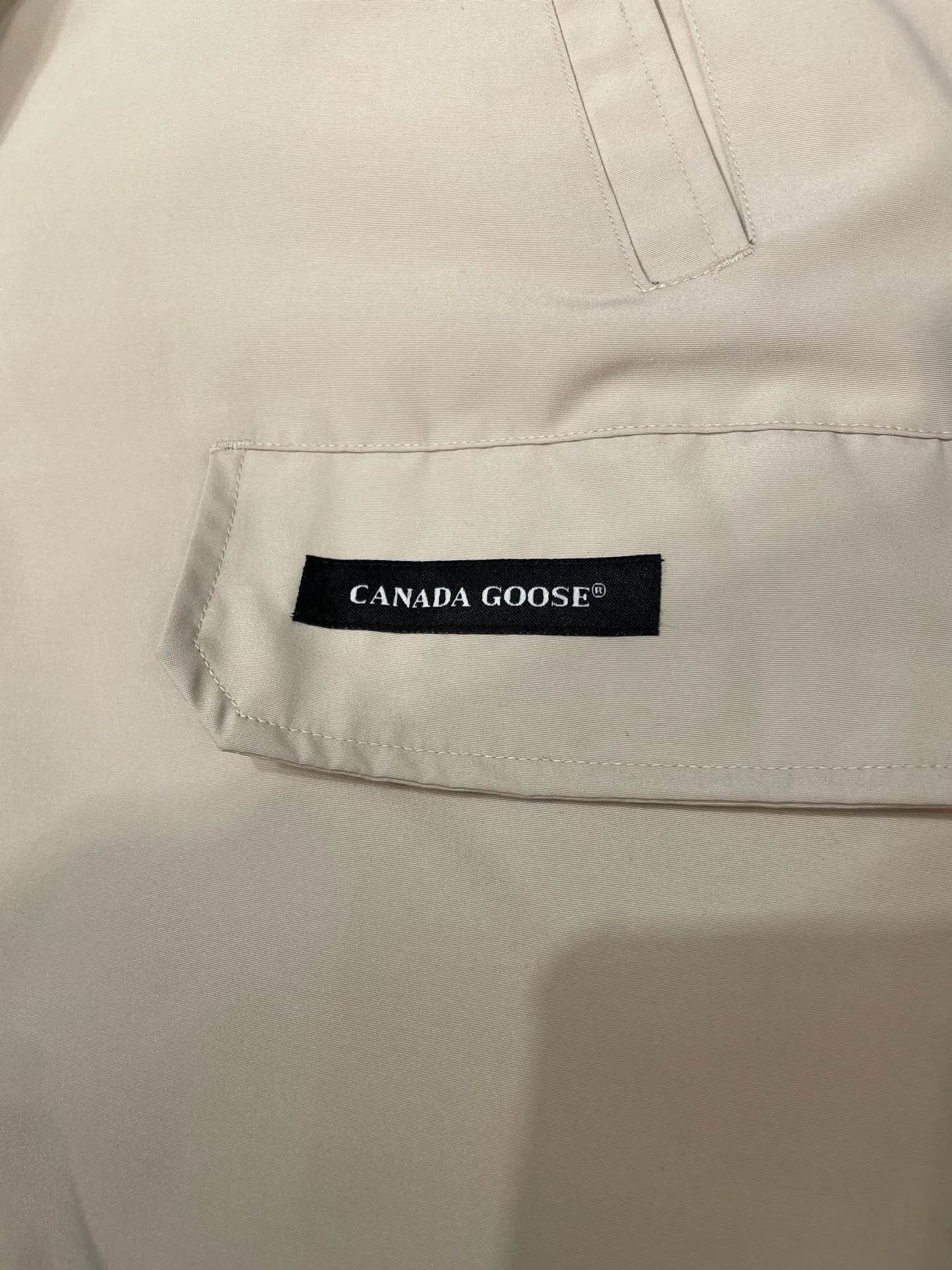 P760 original top quality Canada Goose #Chilliwa 7999M pilot short style/01 style #Men and Women Same Style# Synchronized anti-counterfeiting chip sensor! ➖ Imported 21S polyester-cotton blended original fabric [Last year’s 16S/18S hard fabrics have been completely eliminated, this year all use 21S synchronous fabrics, the soft mid-strap feels delicate and textured], synchronous Feather-Light 10D waterproof coating fabric, made of 84.5 polyester fiber and 15.5 cotton, 100% the best feel in the entire network! ➖ The official website synchronizes the national standard 80 white duck down, you can check the official website customer service, there will never be a series of misleading claims such as 90 down or goose down! ➖ Using the best nylon lon lining with double double-layer sealing design, anti-down 7 needles + grid-filled down ready-made garments, there will be 100% no so-called velvet running! ➖ The cuffs are designed with thickened seamless threads, and the collar and pocket lining are made of top-notch warmth and comfort! ➖ Yoshida YKK provides original custom-made electroplated sliders. YKK two-way lockable zippers are tight and smooth and will not peel off paint! ➖ 3M composite guarantees that the Velcro is the same as the original, durable, and all accessories and hardware are custom-made! ➖ Customized 10,000-needle embroidery labels imported from Behringer embroidery machines, 98% of which restore the original labels. You can check and compare on the official website! ➖ The fur collars are all made of large pieces of Western Canadian blue wolf hide, ensuring that each fur collar is 13-15cm wide!   Size:XS-XXL